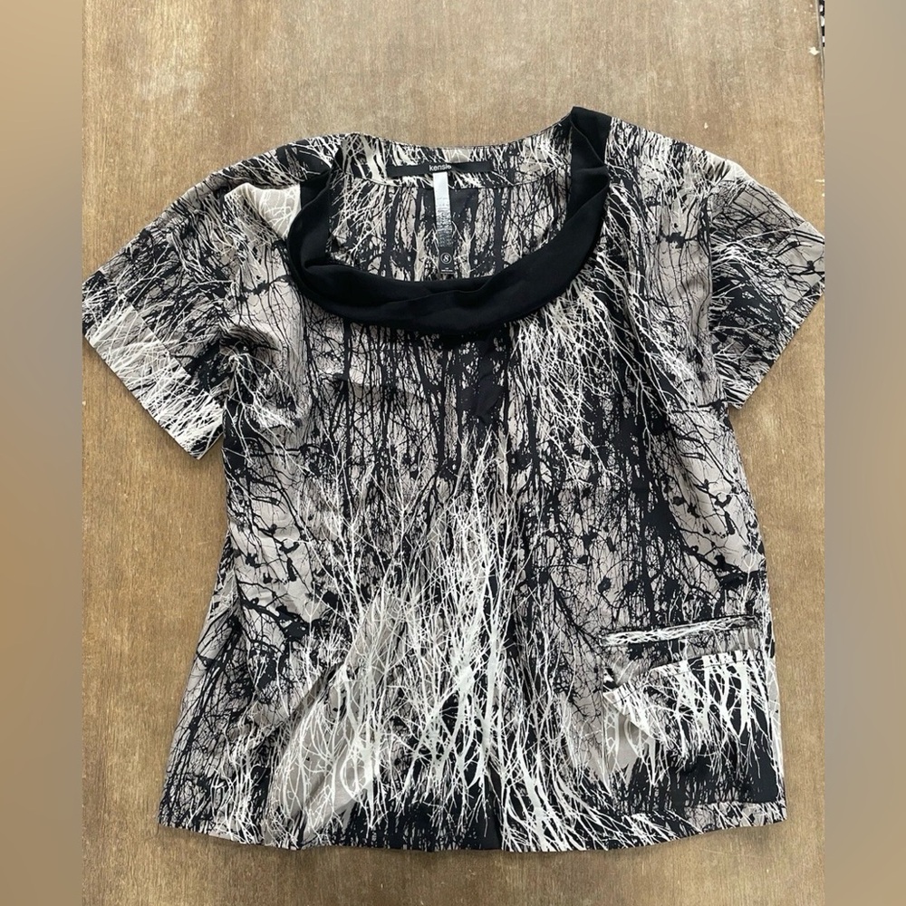 Kensie Black White Tan Abstract Short Sleeve Flowy Blouse